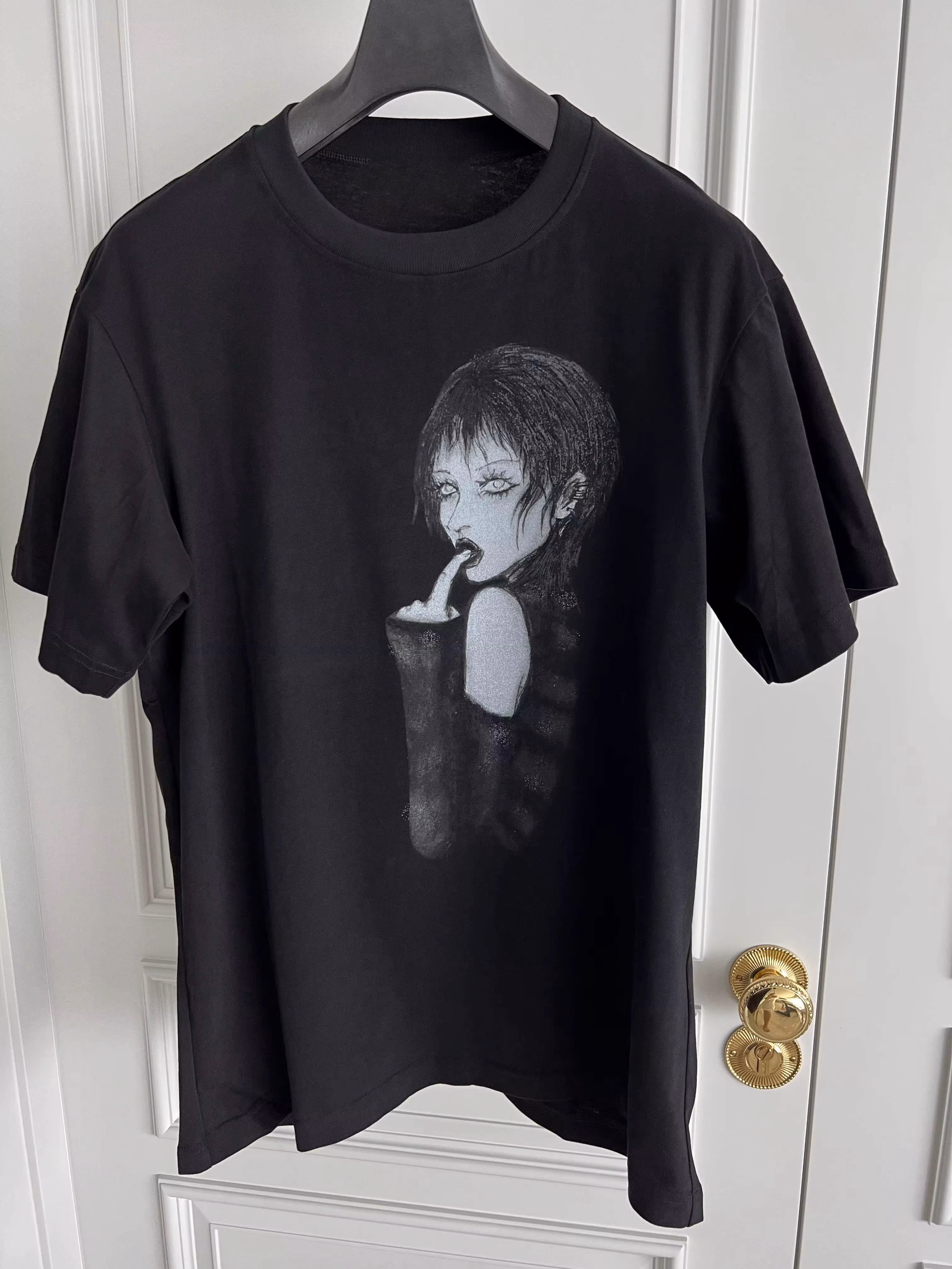 YAMAMOTO-Style T-shirt , Dark Theme 24SS "Thumb-sucking girl" Pattern Printed,100% Cotton Loose Short-Sleeved