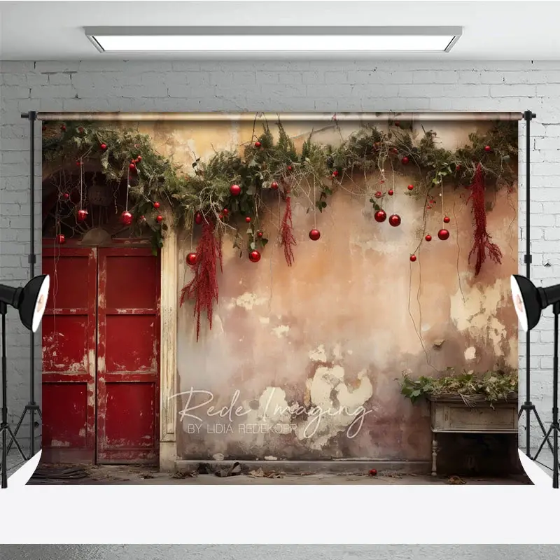 Aperturee Rustic Christmas Photography Backdrop, Vintage Red Door with Berry Garland, Old Wall Studio Photo Prop Decor, 3x